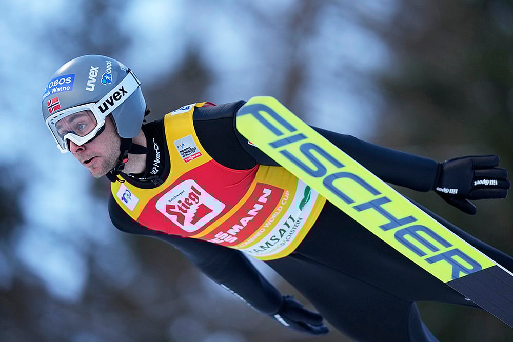 | Photo: AP/Matthias Schrader : Austria Nordic Combined World Cup: Jarl Magnus Riiber, of Norway, soars through the air