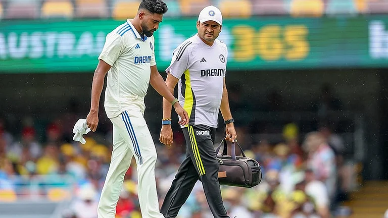 India Vs Australia, 3rd Test Day 2: India's Mohammed Siraj, left, walks off the field after an injury - | Photo: AP/Pat Hoelscher
