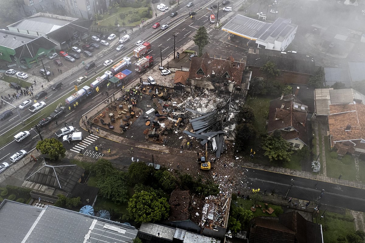 AP : Plane crashes into Brazil town |