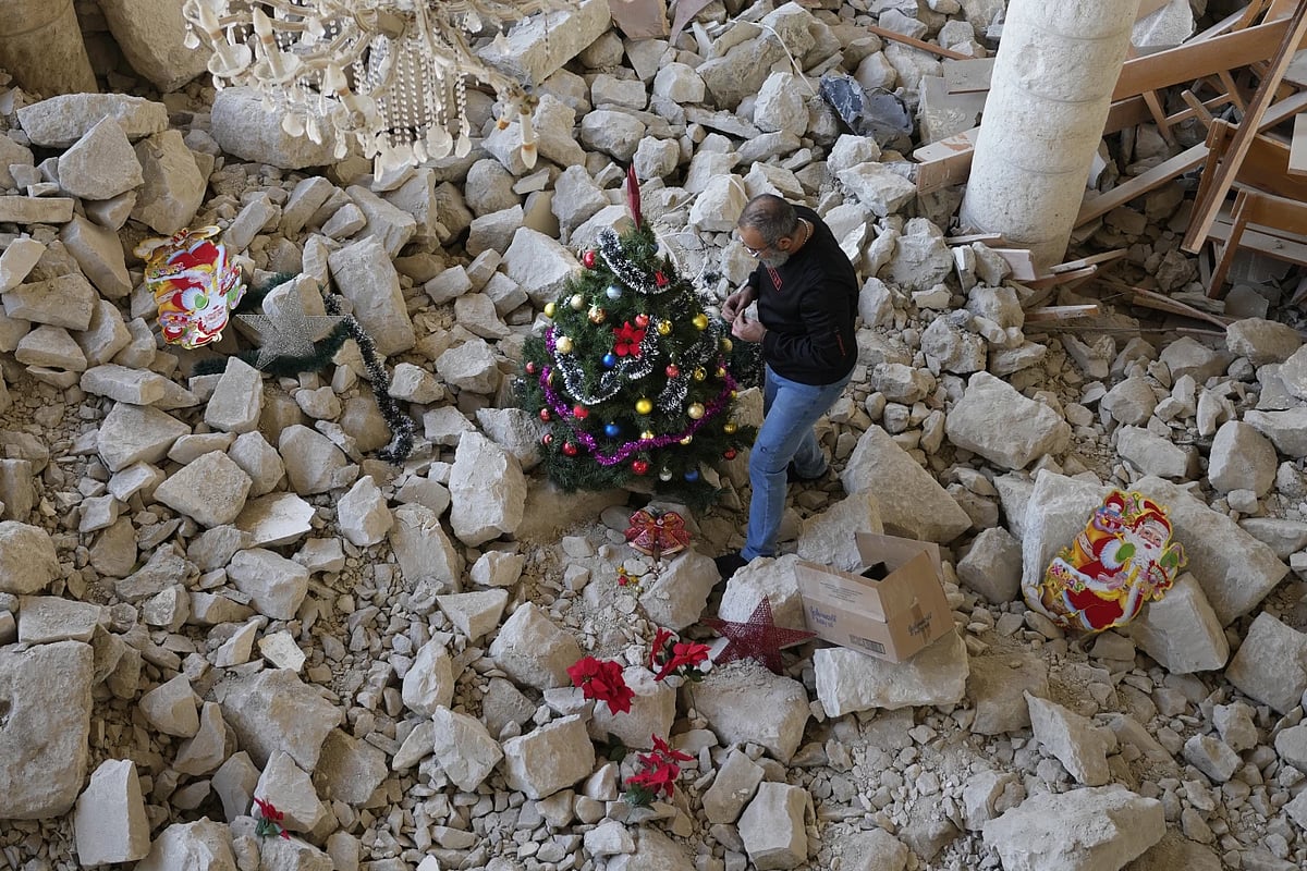 AP : Tiny Christmas Tree Brings Hope In The Ruins Of Bombed-Out Church In Lebanon