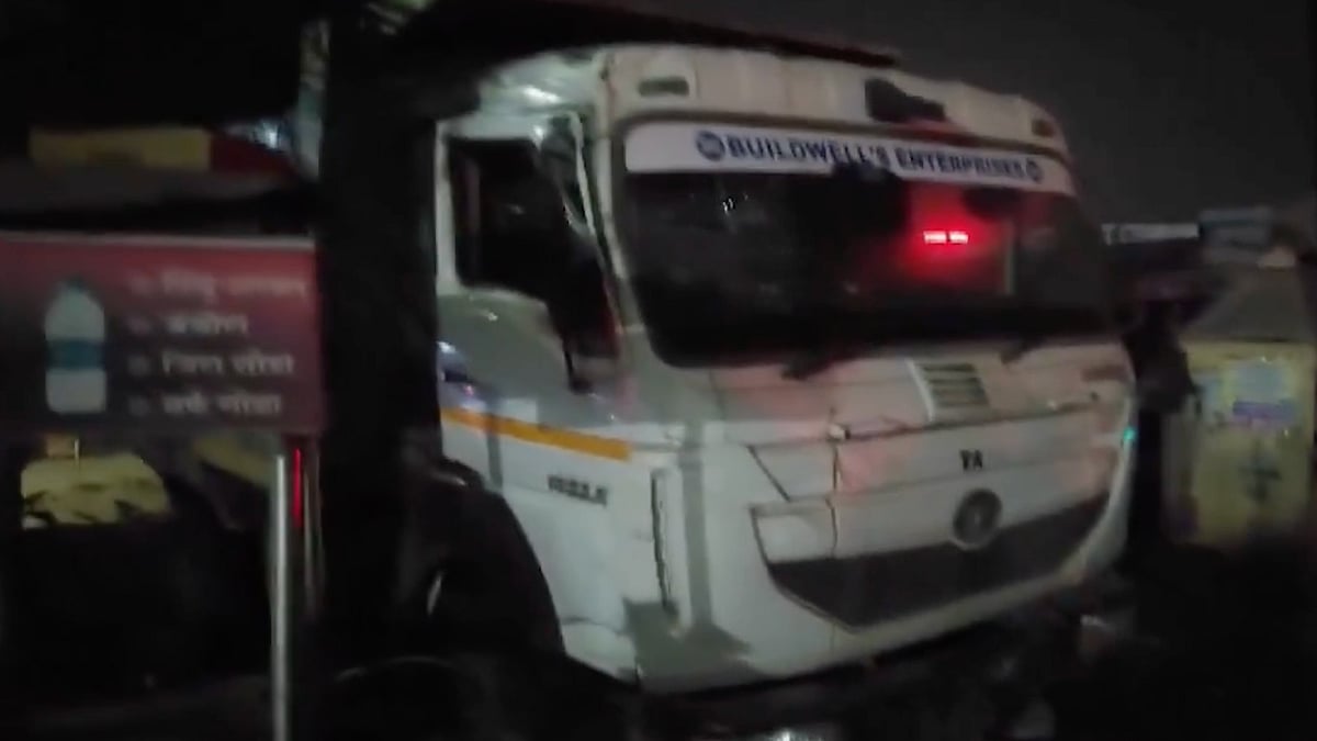 Screengrab/PTI : Truck Runs Over Footpath Sleepers In Pune