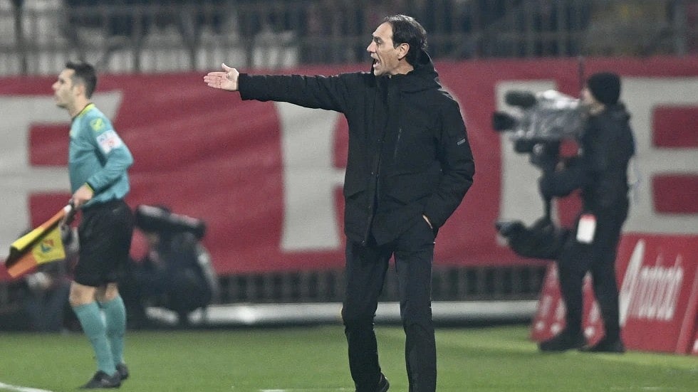 AP : Monza’s head coach Alessandro Nesta gestures during the Serie A soccer match between AC Monza and Juventus at U-Power Stadium in Monza.