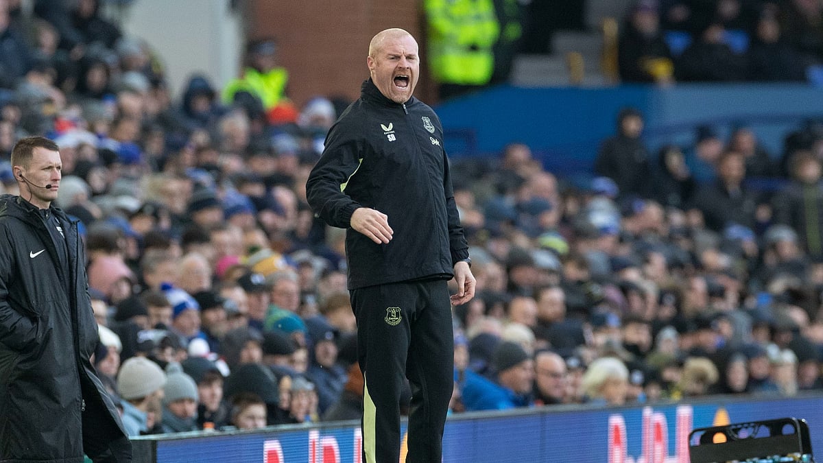 Sean Dyche on the touchline against Chelsea