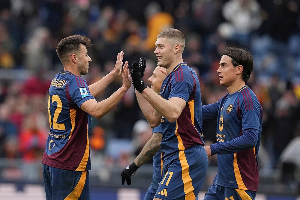 | Photo: Alfredo Falcone/LaPresse via AP : Serie A 2024-25: Roma's Artem Dovbyk, center celebrates after scoring his side's fifth goal