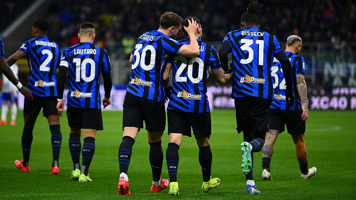 Inter celebrate after scoring against Como