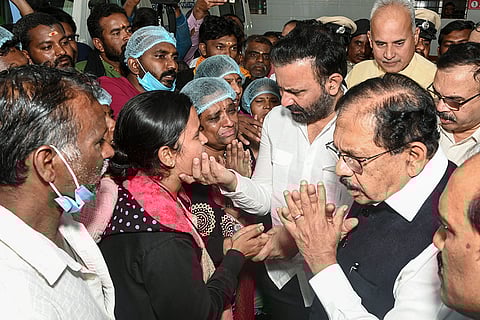 Karnataka ministers meet injured Ayyappa devotees.