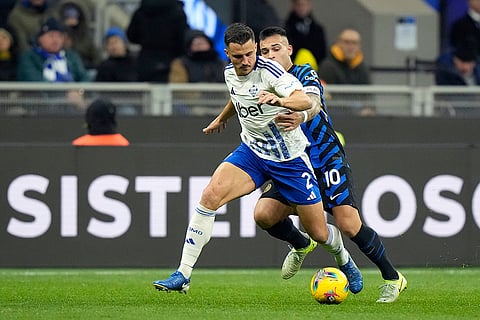 Serie A 2024-25: Inter Milan's Lautaro Martinez, rear, and Como's Marc-Oliver Kempf fight for the ball