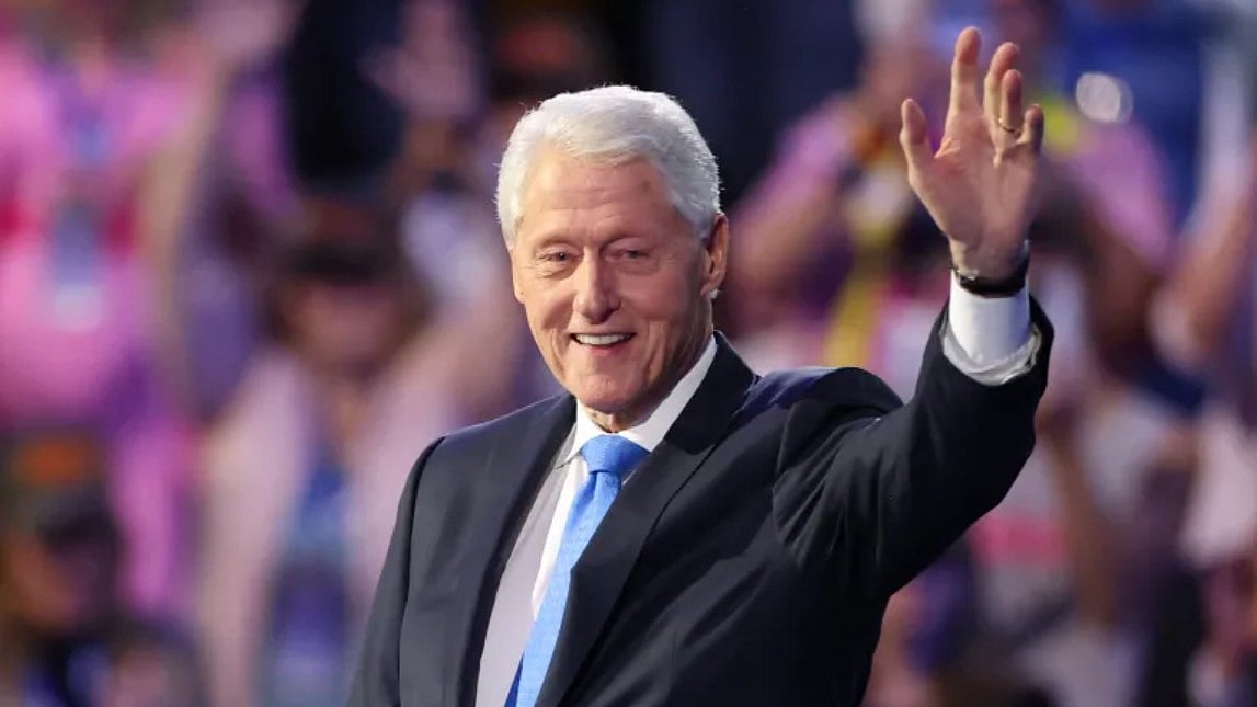| Charly Triballeau/AFP : Former US President Bill Clinton arrives to speak on the third day of the Democratic National Convention in Chicago, Illinois on August 21, 2024