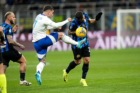 Serie A 2024-25: Inter Milan's Hakan Calhanoglu, right, and Como's Gabriel Strefezza fight for the ball