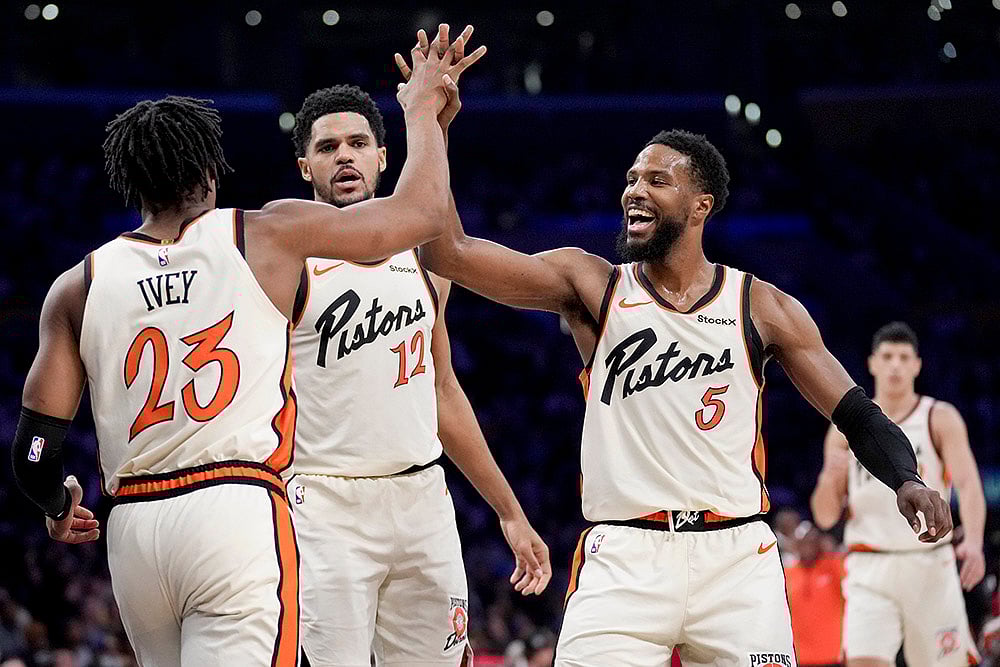 | Photo: AP/Eric Thayer : NBA 2024-25: Pistons guard Jaden Ivey, forward Tobias Harris and guard Malik Beasley celebrate a basket 