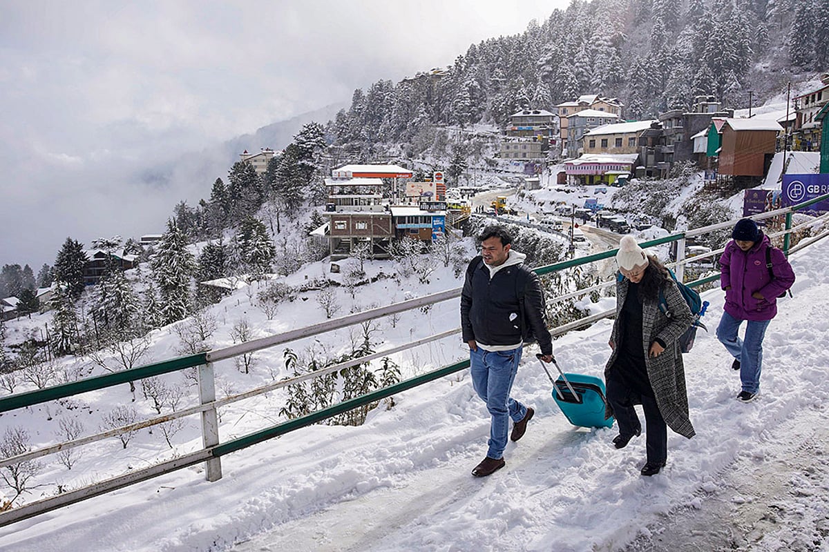 North India winter weather: toutist during Snowfall in Shimla