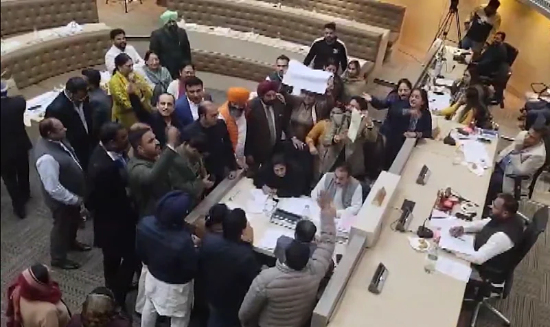 Scuffle erupts between BJP, Congress and AAP at Chnadigarh Municipal Corporation.