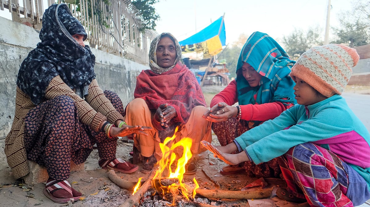 - PTI : Weather Wrap: Delhi To Remain Cool With ‘Severe’ AQI; Mumbai, Chennai, Bengaluru, Kolkata Likely Receive Light Rainfall, Kashmir Freezes