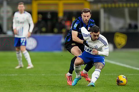 Serie A 2024-25: Inter Milan's Piotr Zielinski, rear, and Como's Alberto Dossena fight for the ball