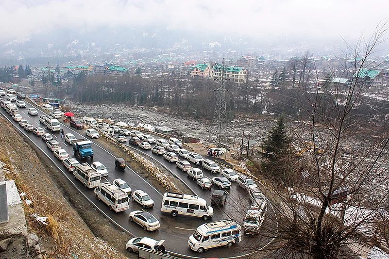 North India winter weather: Heavy tourist traffic in Manali