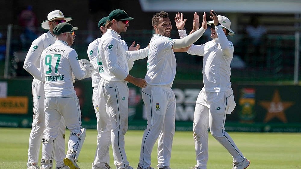 | Photo: AP/Themba Hadebe : South Africa's Dane Paterson celebrates with his teammates 