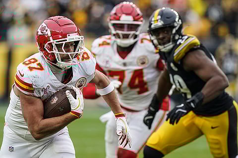 NFL Football: Chiefs tight end Travis Kelce (87) runs against the Pittsburgh Steelers