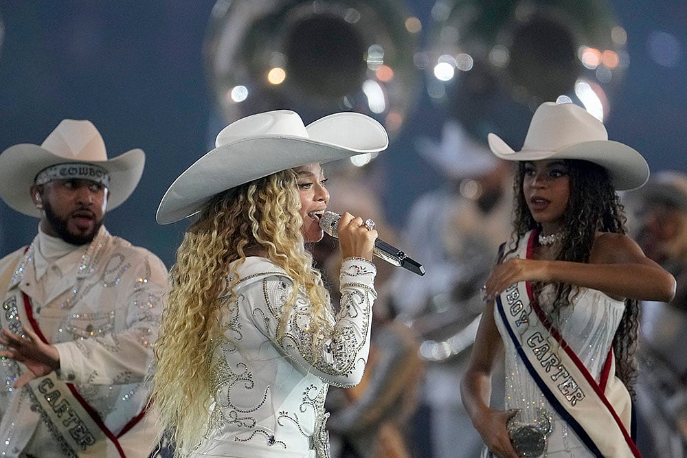| Photo: AP/David J. Phillip : NFL Football: Beyoncé performs alongside her daughter, Blue Ivy 