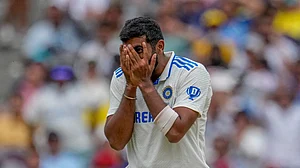 AP Photo/Asanka Brendon Ratnayake : India's Jasprit Bumrah reacts as he celebrates the wicket of Australia's Usman Khawaja during play on the first day of the fourth cricket test between Australia and India at the Melbourne Cricket Ground, Melbourne, Australia, Thursday, Dec. 26, 2024