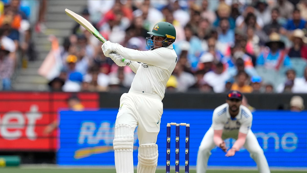 AP Photo/Asanka Brendon Ratnayake : Australia's Usman Khawaja bats during play on the first day of the fourth cricket test between Australia and India at the Melbourne Cricket Ground, Melbourne.