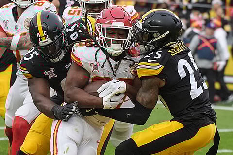 NFL Football: Chiefs running back Kareem Hunt (29) moves into the end zone for a touchdown