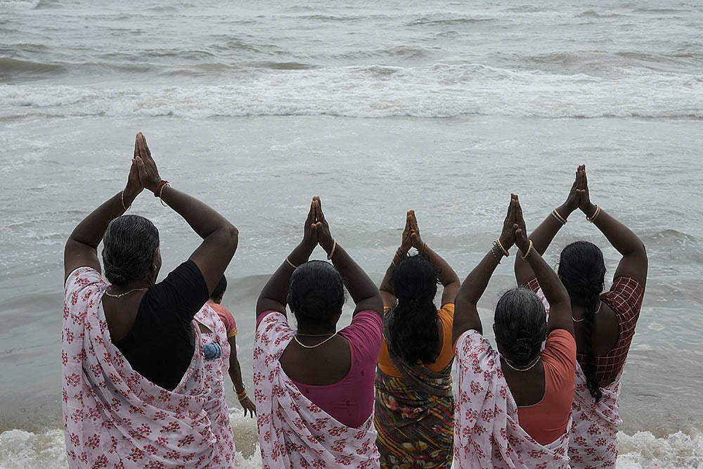 | Photo: AP/Mahesh Kumar A. : Tribute to 2004 Indian Ocean tsunami victims