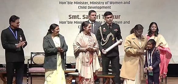 X/@AIRNewsHindi : President Murmu confers Pradhan Mantri Rashtriya Bal Puraskar on children 