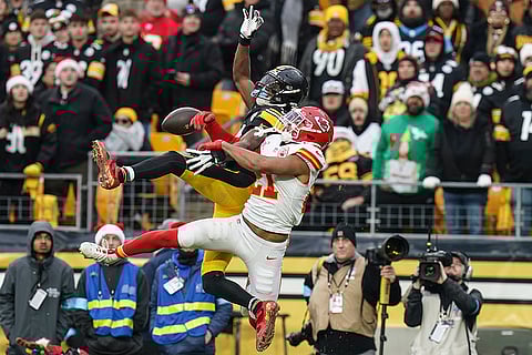 NFL Football: Chiefs safety Jaden Hicks (21) breaks up a pass intended for Steelers wide receiver George Pickens