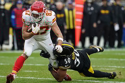 NFL Football: Steelers linebacker Elandon Roberts (50) tackles Chiefs tight end Travis Kelce