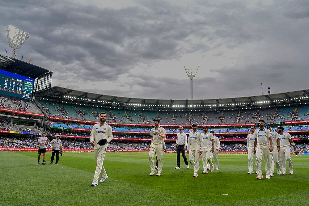 | Photo: AP/Asanka Brendon Ratnayake : India Vs Australia, 4th Test Day 1: Indian players walk off the field on the end of day