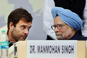 Photo: PTI/Shahbaz Khan : Manmohan Singh and Rahul Gandhi