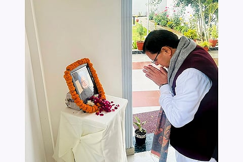 Pushkar Dhami pays tribute to Manmohan Singh