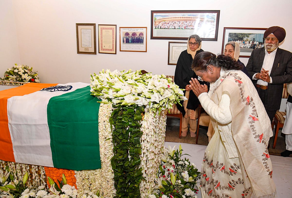 PTI : President Droupadi Murmu paying tribute to former PM Manmohan Singh