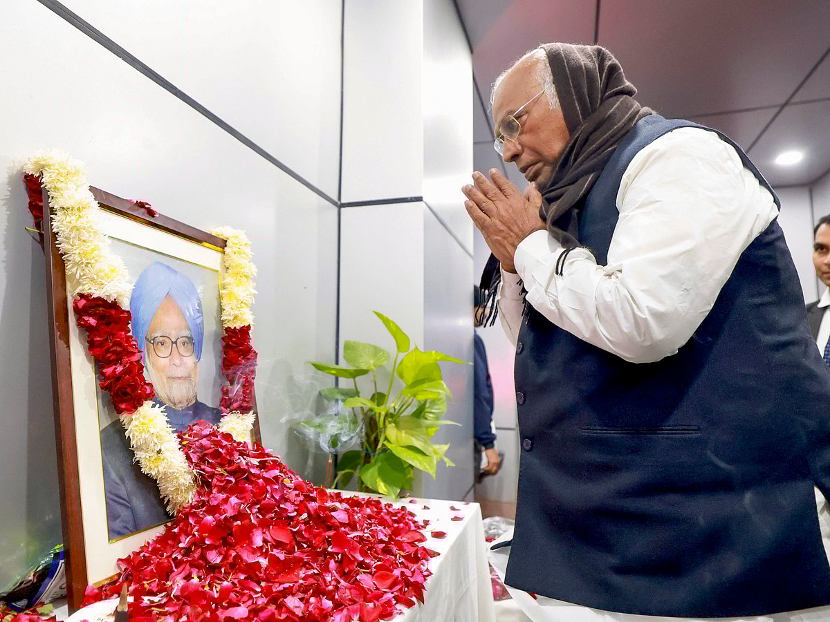 PTI : CWC meet in tribute to Manmohan Singh in Delhi