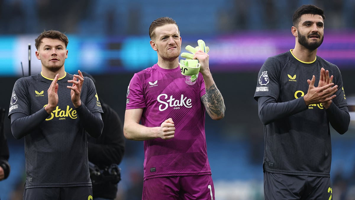 Everton's players applaud supporters after their draw with Manchester City
