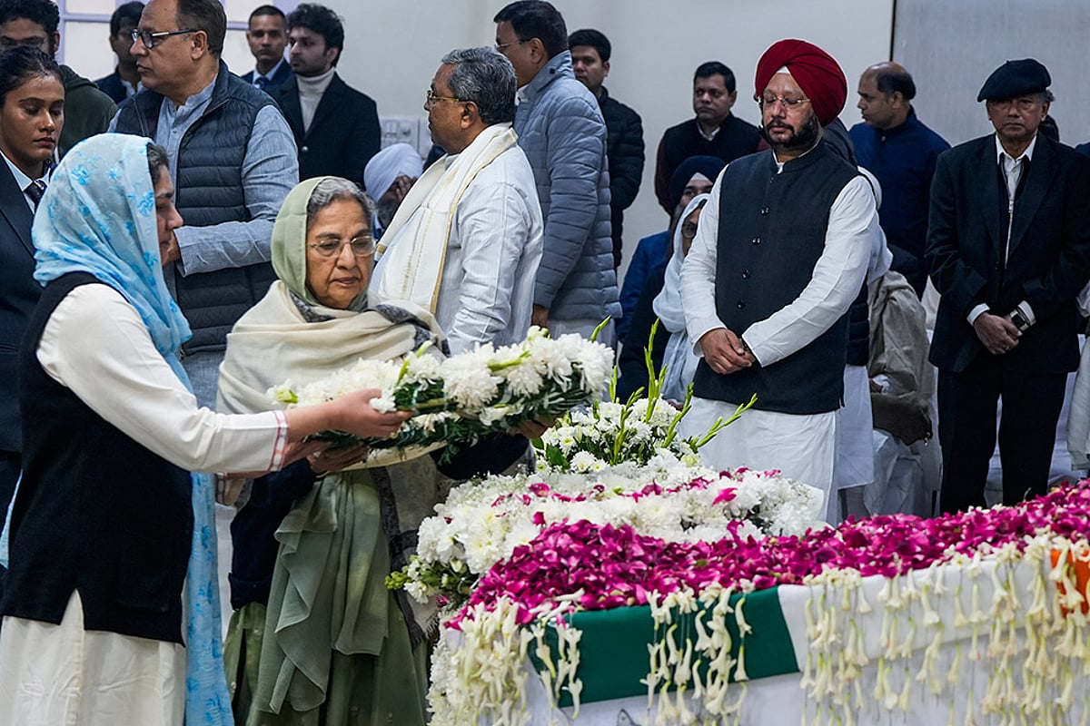 Manmohan Singh's wife, daughter pay respects to him at AICC HQ