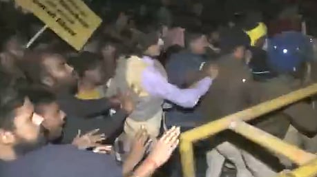 X/ANI screengrab  : Protest continues in Patna over BPSC examination