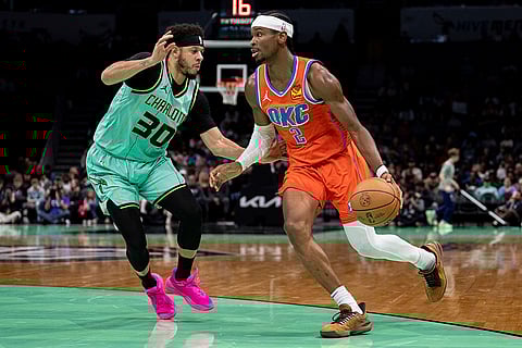 NBA: Hornets guard Seth Curry (30) guards Thunder guard Shai Gilgeous-Alexander