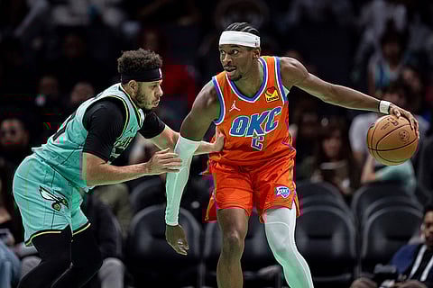 NBA: Hornets guard Seth Curry (30) guards Thunder guard Shai Gilgeous-Alexander