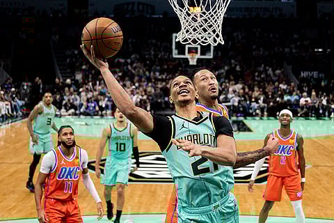 NBA: Hornets guard Isaiah Wong (21) drives to the basket