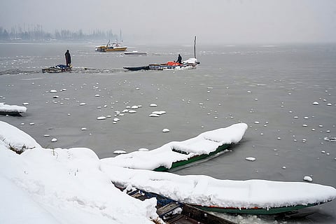 Weather: Heavy snowfall in Srinagar