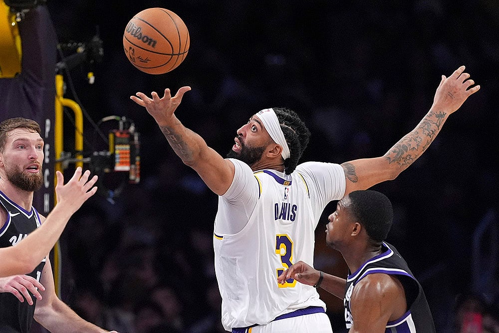 | Photo: AP/Mark J. Terrill : NBA: Lakers forward Anthony Davis reaches for a loose ball 
