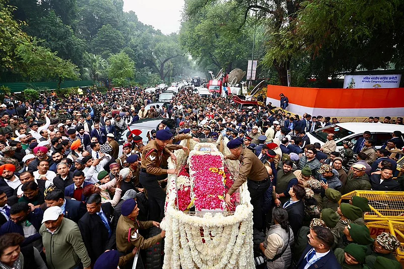 Manmohan Singhs mortal remains brought to AICC HQ