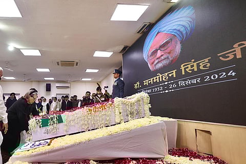 Sonia Gandhi pays respects to Manmohan Singh at AICC HQ