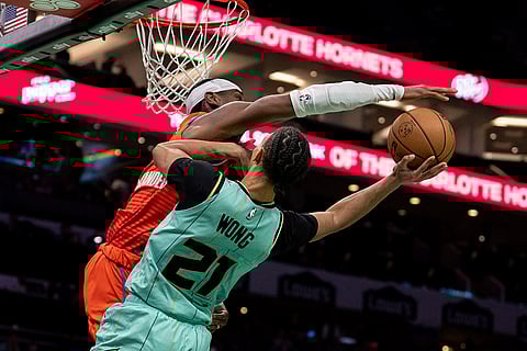 NBA: Thunder guard Shai Gilgeous-Alexander blocks a shot by Hornets guard Isaiah Wong
