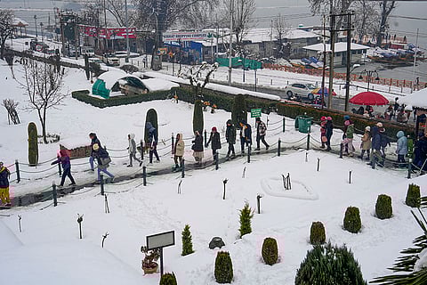 Weather: Fresh snowfall in Srinagar