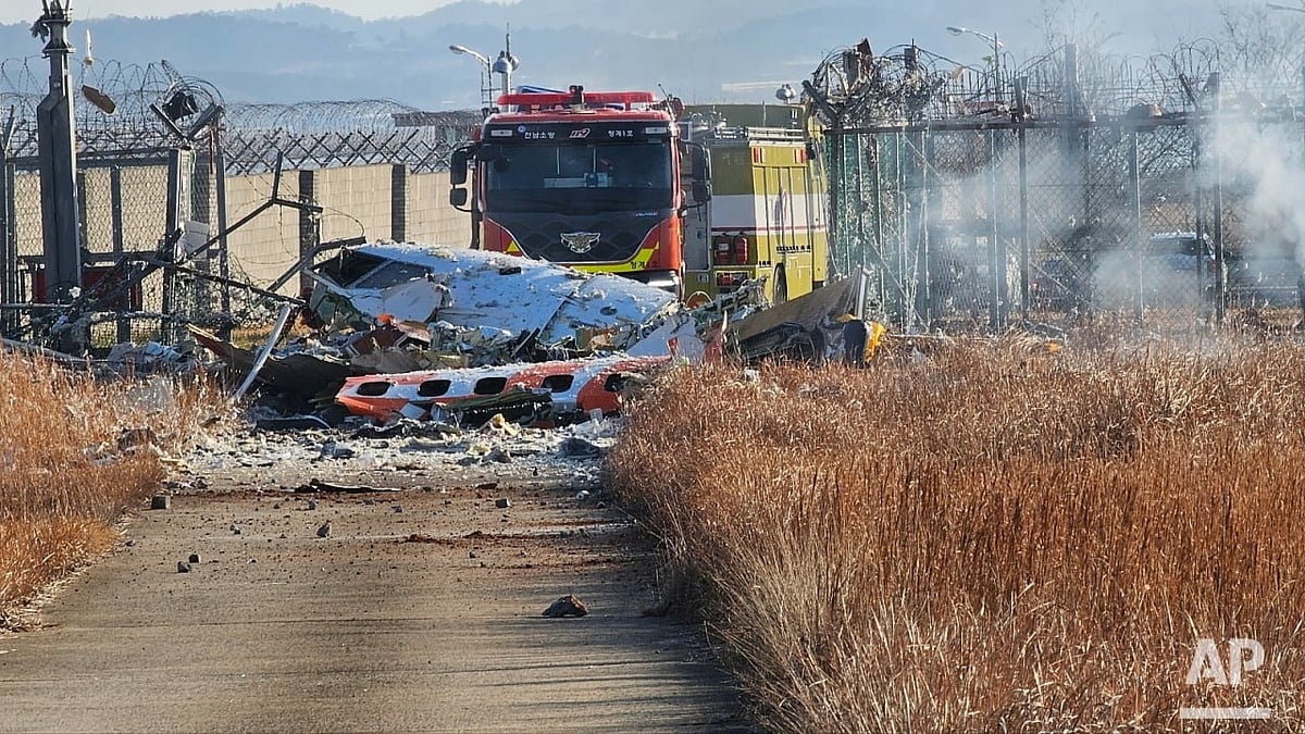 X/@theinformant_x : Plane crash at South Korea's Muan International Airport