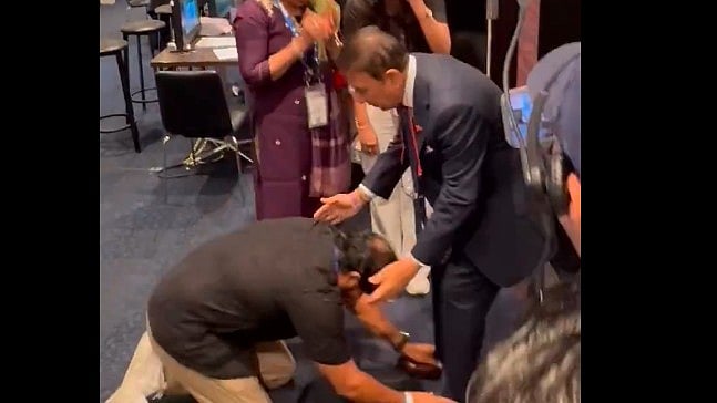 X/BenCameron : Nitish Kumar Reddy father touching Sunil Gavaskar's feet.