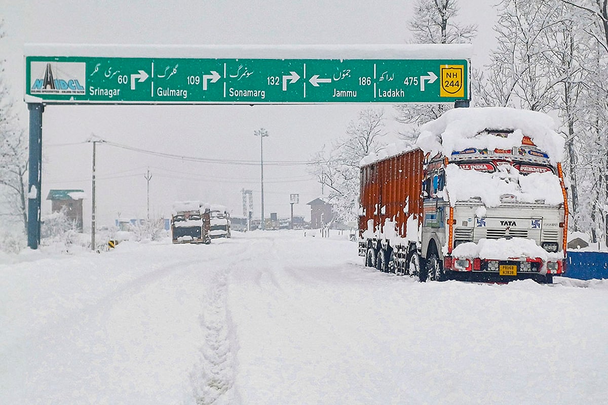 Snowfall in Himalayan region Weather: Heavy snowfall in Anantang