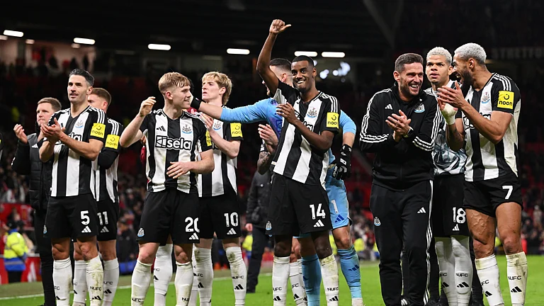 Alexander Isak celebrates with his Newcastle team-mates after their win over Manchester United - null